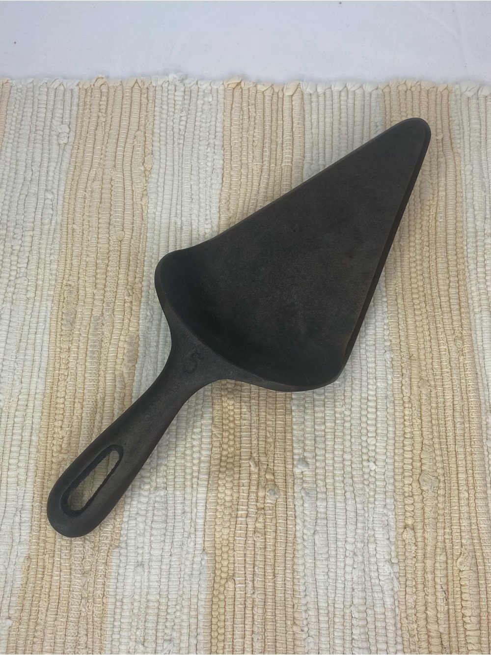 VTG CAST IRON HANDCRAFTED PIE SPATULA FLIPPER USA #5 FROM 8" SKILLET